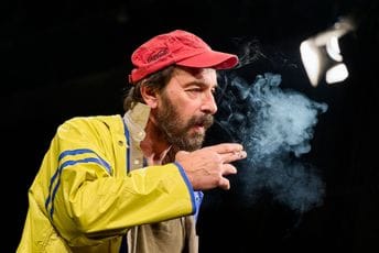 Od Tolstoja do Spahića: Referentan repertoar Zetskog doma i u februaru Scena iz predstave "Pod oba Sunca"