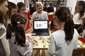 Programom “Gledanje u zvijezde” zatvoren festival Dani nauke i inovacija 2022 Programom “Gledanje u zvijezde” zatvoren festival Dani nauke i inovacija 2022