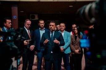 "Može Bar": Kritika DPS-a da se na listi URE za Bar nalazi neko ko radi u Ulcinju pokazuje želju da dijele građane i po gradovima "Može Bar": Kritika DPS-a da se na listi URE za Bar nalazi neko ko radi u Ulcinju pokazuje želju da dijele građane i po gradovima