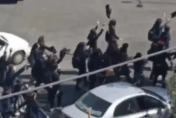 Učenice i studentkinje pridružile se protestima širom Irana Učenice i studentkinje pridružile se protestima širom Irana
