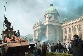 Godišnjica petooktobarskih demonstracija: Prije 22 godine svrgnut je Milošević (FOTO) Godišnjica petooktobarskih demonstracija: Prije 22 godine svrgnut je Milošević (FOTO)