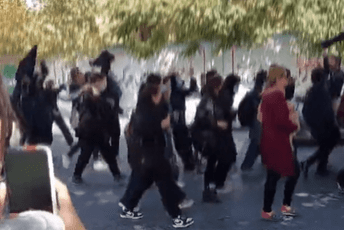 Demonstracije u Iranu: Učenice skinule hidžabe u znak protesta