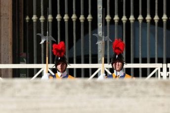 Muškarac srušio dvije biste iz antičkog Rima u Vatikanskim muzejima Muškarac srušio dvije biste iz antičkog Rima u Vatikanskim muzejima