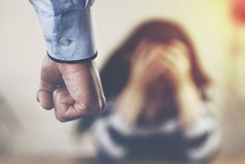 Pijani Splićanin udarao ženu stolicom i ćerku šakom, iznervirali ga izbori u BiH Pijani Splićanin udarao ženu stolicom i ćerku šakom, iznervirali ga izbori u BiH