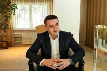 Još jedan direktor dobio presudu protiv Bratić: Lutovac nezakonito smijenjen sa pozicije direktora beranske gimnazije Još jedan direktor dobio presudu protiv Bratić: Lutovac nezakonito smijenjen sa pozicije direktora beranske gimnazije