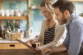Potrošači se okreću iskustvima i osnovnim nabavkama u oslovima sve većih ekonomskih pritisaka Potrošači se okreću iskustvima i osnovnim nabavkama u oslovima sve većih ekonomskih pritisaka