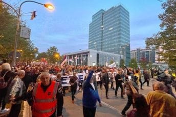 Banja Luka: Hiljade ljudi protestuje zbog navodne izborne krađe Banja Luka: Hiljade ljudi protestuje zbog navodne izborne krađe