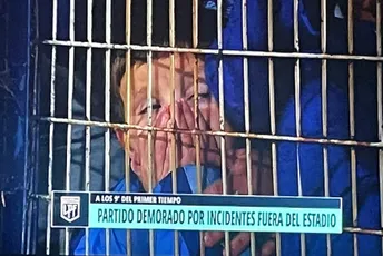 Haotične scene na utakmici u Argentini: Ima poginulih, na teren ubačen suzavac Haotične scene na utakmici u Argentini: Ima poginulih, na teren ubačen suzavac