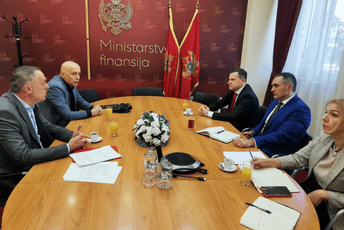 Prosvjetarima od januara veće plate, ali još se ne zna koliko Prosvjetarima od januara veće plate, ali još se ne zna koliko