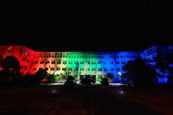U susret Prajdu: Zgrada MUP-a osvijetljena duginim bojama U susret Prajdu: Zgrada MUP-a osvijetljena duginim bojama