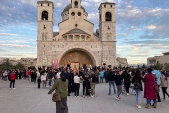 Počeo moleban SPC ispred hrama, tamo je i - predsjednik Odbora za ljudska prava i slobode Počeo moleban SPC ispred hrama, tamo je i - predsjednik Odbora za ljudska prava i slobode