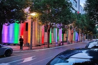 Dok su njeni članovi bili na skupu protiv Prajda, Vlada je bila u - duginim bojama Dok su njeni članovi bili na skupu protiv Prajda, Vlada je bila u - duginim bojama