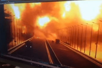 Objavljen snimak trenutka velike eksplozije na mostu koji spaja Krim sa Rusijom Objavljen snimak trenutka velike eksplozije na mostu koji spaja Krim sa Rusijom