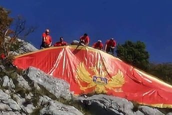 Crnogorska zastava postavljena na Ostroške grede Crnogorska zastava postavljena na Ostroške grede