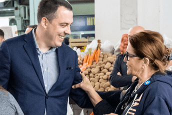 Vuković razgovarao sa prodavcima i posjetiocima pijace "Pobrežje" Vuković razgovarao sa prodavcima i posjetiocima pijace "Pobrežje"