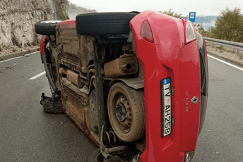Prevrnuo se automobil kod tunela Mekavac Prevrnuo se automobil kod tunela Mekavac