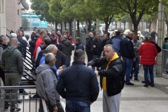 Vlada konačno počela sa isplatom beneficija: U penziju ide 127 bivših radnika KAP-a Vlada konačno počela sa isplatom beneficija: U penziju ide 127 bivših radnika KAP-a