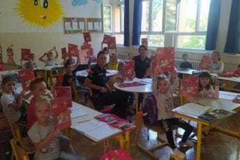 OEBS omogućio da svi prvaci u Crnoj Gori od policije dobiju edukativne časove i bojanke OEBS omogućio da svi prvaci u Crnoj Gori od policije dobiju edukativne časove i bojanke