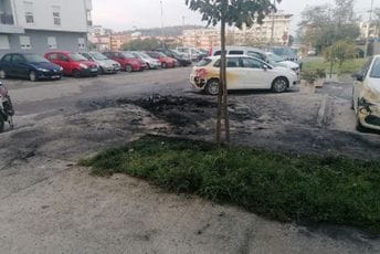 Na Zabjelu izgorio automobil, oštećena još tri vozila Na Zabjelu izgorio automobil, oštećena još tri vozila