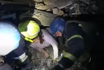 VIDEO: Ukrajinska služba objavila snimak spašavanja porodice iz ruševina u Zaporožju VIDEO: Ukrajinska služba objavila snimak spašavanja porodice iz ruševina u Zaporožju