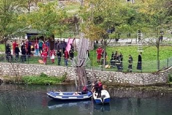 U Srbiji pukao viseći most, 20 ljudi upalo u nabujalu rijeku, ima mrtvih U Srbiji pukao viseći most, 20 ljudi upalo u nabujalu rijeku, ima mrtvih