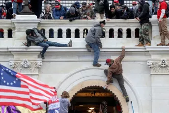 Biće u zatvoru duže od sedam godina: Osuđen muškarac koji je prikliještio policajca tokom juriša na Kapitol Biće u zatvoru duže od sedam godina: Osuđen muškarac koji je prikliještio policajca tokom juriša na Kapitol