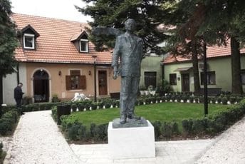 Na ponos Crne Gore i crnogorske kulture: Na Cetinju otkriven spomenik Lesu Ivanoviću Na ponos Crne Gore i crnogorske kulture: Na Cetinju otkriven spomenik Lesu Ivanoviću