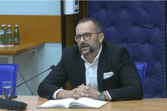 Umjesto sudije, vladin kadar Umjesto sudije, vladin kadar