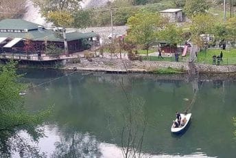 Pojavio se snimak pada mosta u Srbiji, vlasti navode kako je prelazak bio zabranjen (VIDEO) Pojavio se snimak pada mosta u Srbiji, vlasti navode kako je prelazak bio zabranjen (VIDEO)