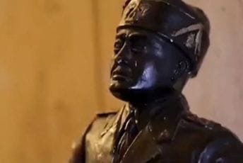 Novi čelnik italijanskog Senata u kući drži Musolinijevu figuru, građanima predlagao da pređu na fašistički pozdrav Novi čelnik italijanskog Senata u kući drži Musolinijevu figuru, građanima predlagao da pređu na fašistički pozdrav