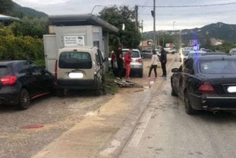 Bar: Udes u Zaljevu, oštećeno pet vozila i kiosk Bar: Udes u Zaljevu, oštećeno pet vozila i kiosk