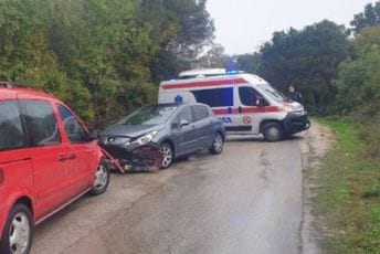 Udes u Mrkojevićima, učesnici lakše povrijeđeni Udes u Mrkojevićima, učesnici lakše povrijeđeni