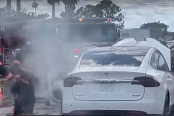 Posljedice uragana na Floridi: Povukla voda, zapalili se brojni električni automobili Posljedice uragana na Floridi: Povukla voda, zapalili se brojni električni automobili