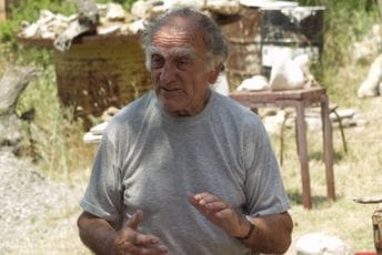 Pjesnik kamenog neba Pjesnik kamenog neba