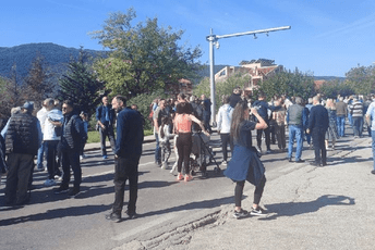 Protest mještana: Blokirali magistralu u Lastvi Grbaljskoj Protest mještana: Blokirali magistralu u Lastvi Grbaljskoj