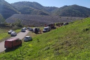 Valjevo: Mini bus se survao u provaliju, jedna osoba poginula Valjevo: Mini bus se survao u provaliju, jedna osoba poginula