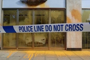 Pobuna se nastavlja: Nakon Van Gogovog remek-djela, prefarban i izlog Aston Martina Pobuna se nastavlja: Nakon Van Gogovog remek-djela, prefarban i izlog Aston Martina