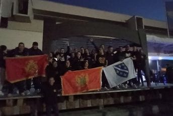 Naši rukometaši u Sarajevu dočekani aplauzom, navijači dvije selekcije zajedno u gradu i ispred dvorane Naši rukometaši u Sarajevu dočekani aplauzom, navijači dvije selekcije zajedno u gradu i ispred dvorane