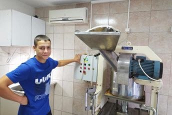 Trud se uvijek isplati: Preradom sopstvenog voća razvili porodični biznis Trud se uvijek isplati: Preradom sopstvenog voća razvili porodični biznis