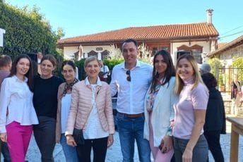 Meraklijsko druženje ispred kuće Čubranovića Meraklijsko druženje ispred kuće Čubranovića