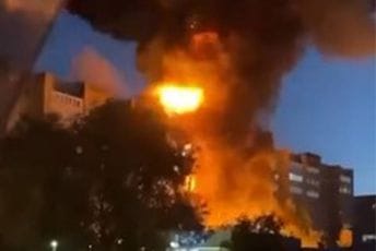 Srušio se ruski vojni avion, gori stambena zgrada u gradu Jejsk (VIDEO) Srušio se ruski vojni avion, gori stambena zgrada u gradu Jejsk (VIDEO)