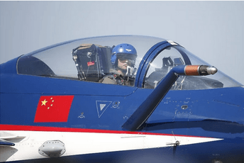 Kineska vojska "mami" velikim svotama novca bivše britanske pilote Kineska vojska "mami" velikim svotama novca bivše britanske pilote