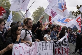 Talas štrajkova pogodio Francusku, radnici traže da plate prate inflaciju Talas štrajkova pogodio Francusku, radnici traže da plate prate inflaciju