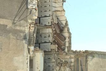 Urušio se dio groblja u Napulju, poispadale desetine mrtvačkih sanduka Urušio se dio groblja u Napulju, poispadale desetine mrtvačkih sanduka