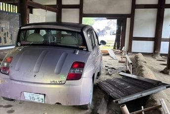 Autom se zabio u najstariji toalet u Japanu, star oko 600 godina Autom se zabio u najstariji toalet u Japanu, star oko 600 godina