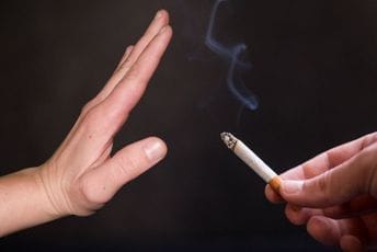 Francuska zabranjuje pušenje u blizini škola