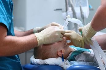 Indonezija: Nakon što je umrlo 99 djece, zabranili prodaju svih sirupa protiv kašlja Ilustracija