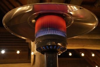 U susjedstvu počeli da naplaćuju sjedenje u kafiću pod grijalicama; Vlasnik: To je zimi luksuz U susjedstvu počeli da naplaćuju sjedenje u kafiću pod grijalicama; Vlasnik: To je zimi luksuz