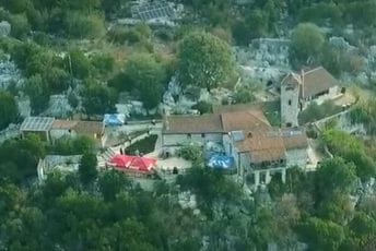 Ruinirani manastir u kome je Njegoš rukopoložen za arhimandrita: Manastir Kom Ruinirani manastir u kome je Njegoš rukopoložen za arhimandrita: Manastir Kom