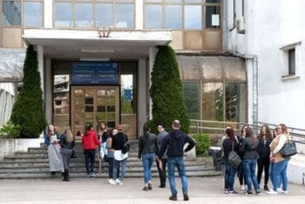 Umjesto jedinog stručnjaka za predmet, zaposlili profesoricu koja je u penziji Umjesto jedinog stručnjaka za predmet, zaposlili profesoricu koja je u penziji